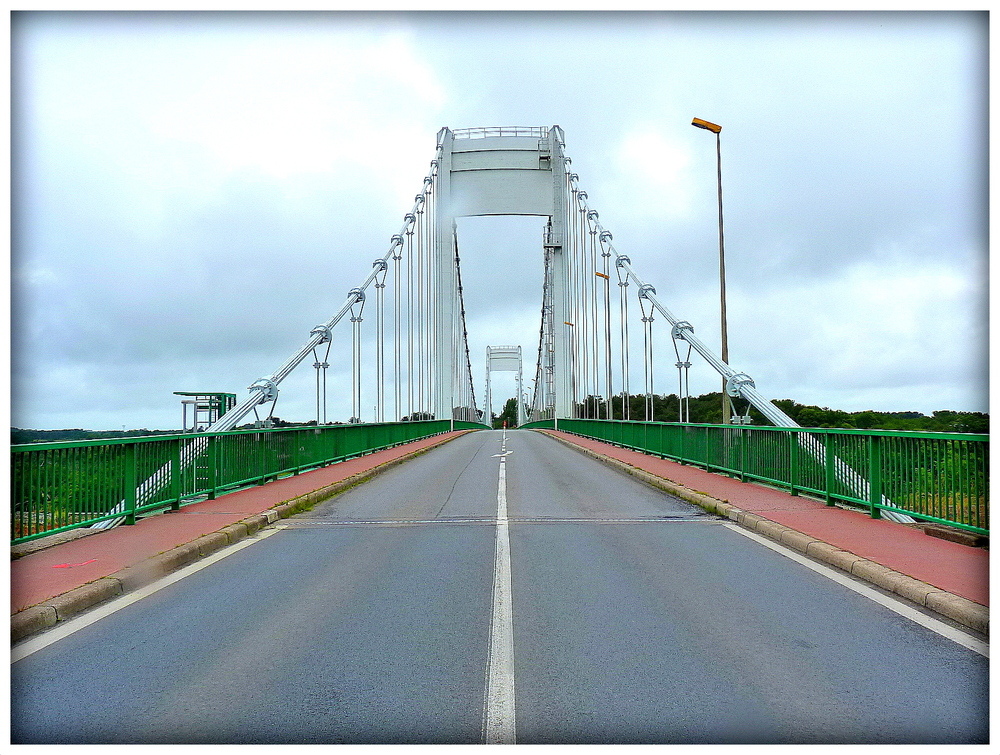 SUR LE PONT .