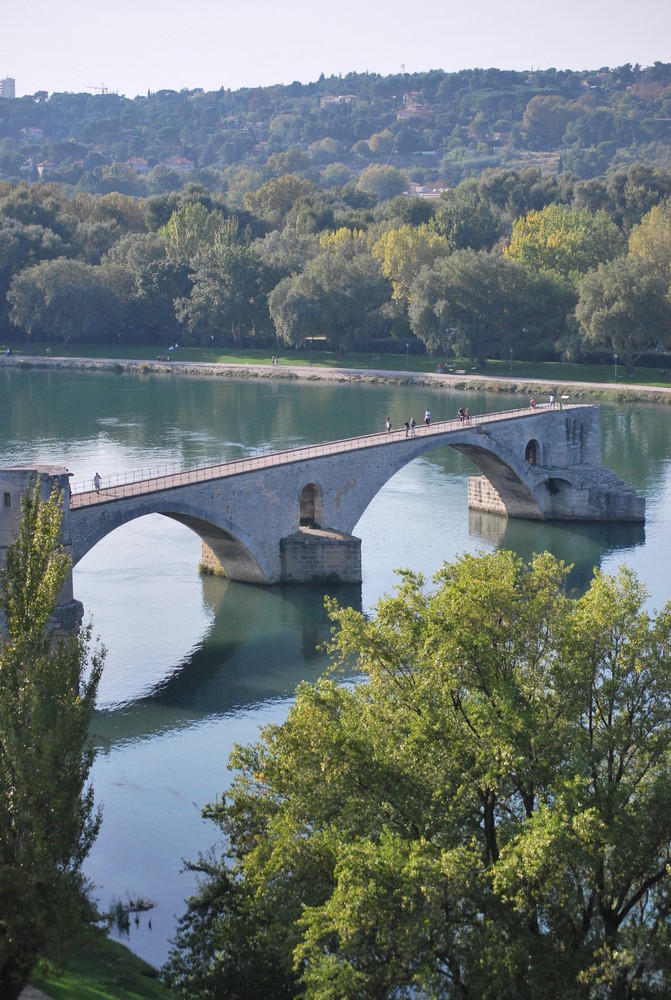 sur le pont d'Avignon, on y danse, on y danse........