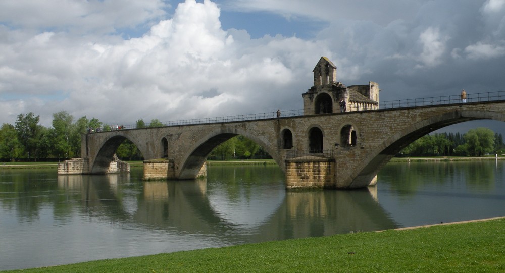 Sur le pont d'Avignon, on y danse, on y danse...........