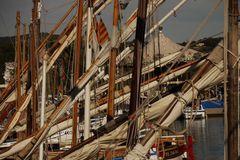 Sur le port de Bandol, il y à des mâts qui chantent