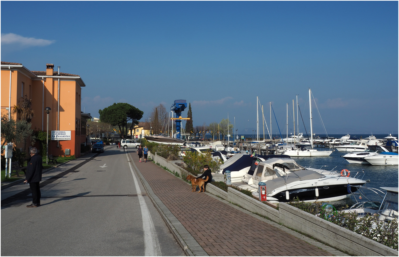 Sur le port de Moniga del Garda