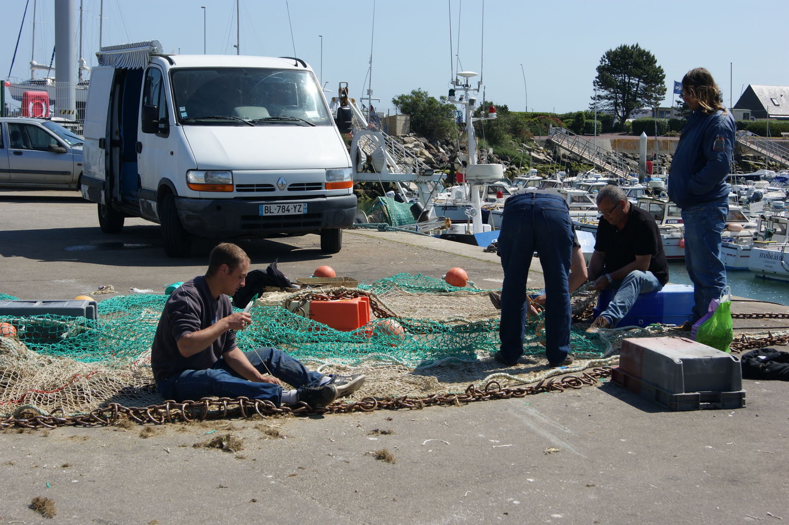 Sur le port de ST Vaast le Houle 