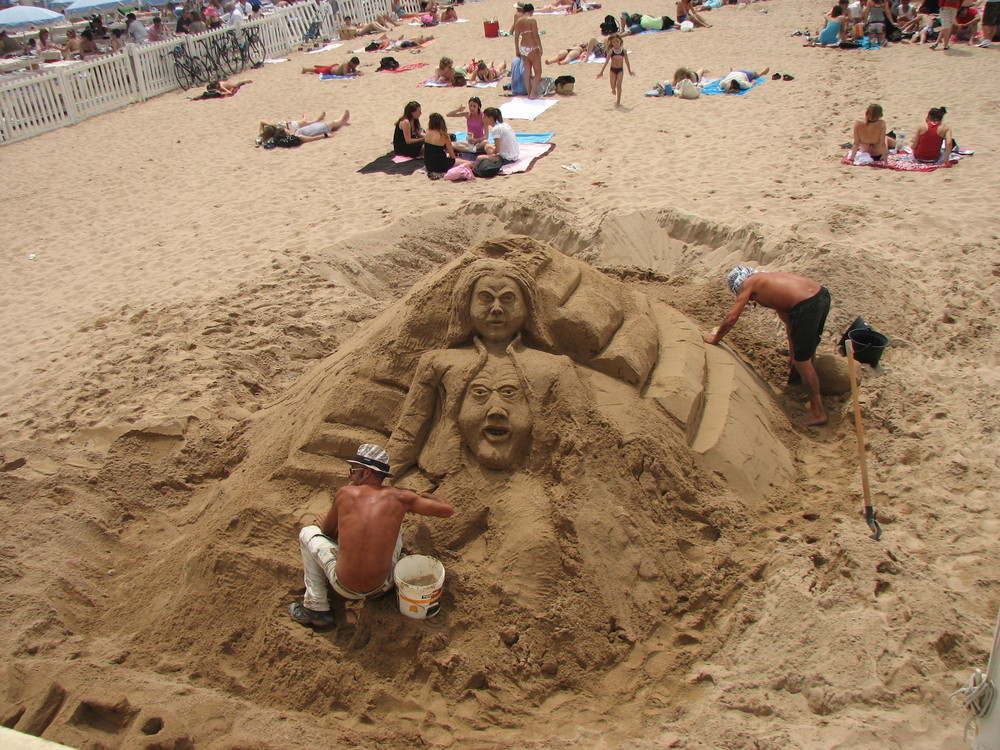 Sur le sable de Cannes, une sculpture