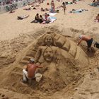 Sur le sable de Cannes, une sculpture