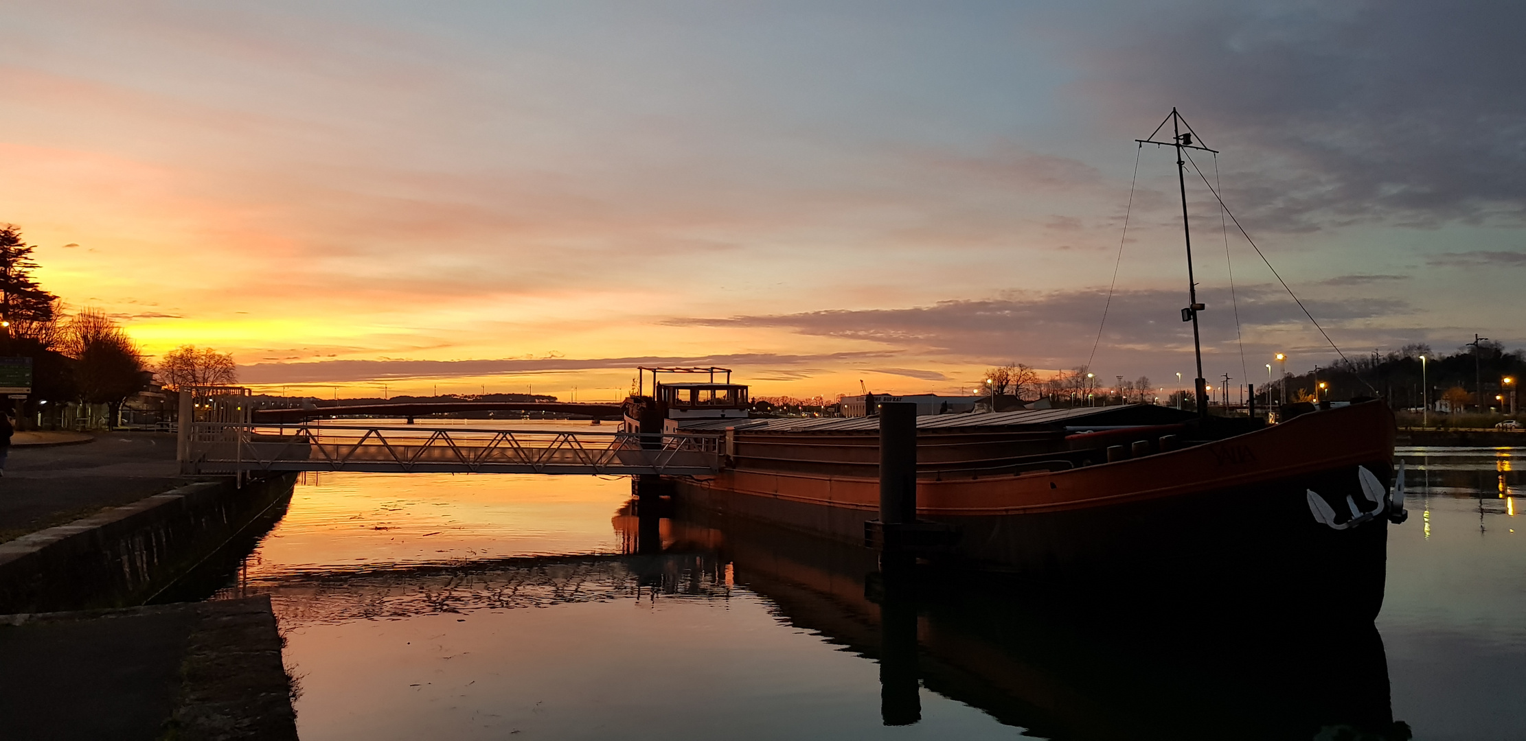 Sur les quais ' Bayonne '