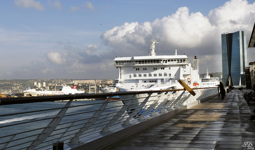 Sur les terrasses du port