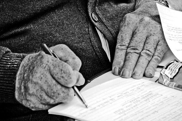 sur un coin de table il ecrivait ....