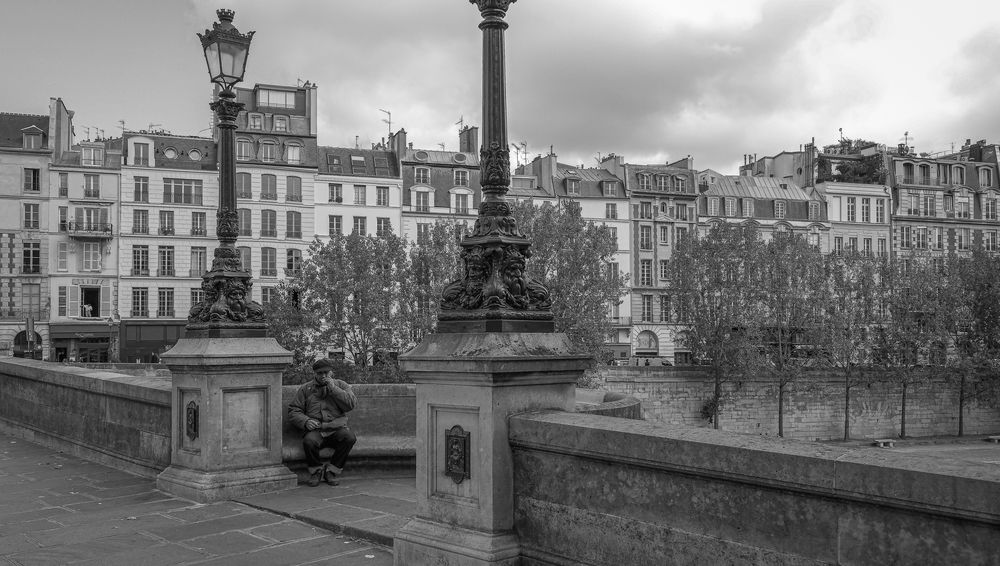 Sur un pont à Paris