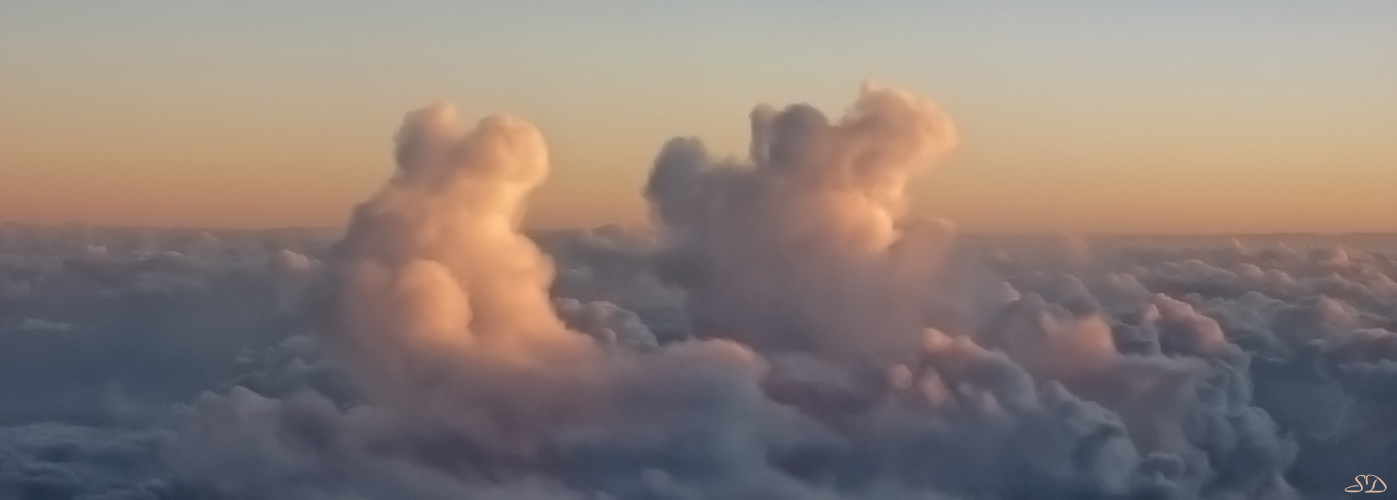 Sur une mer de nuages .