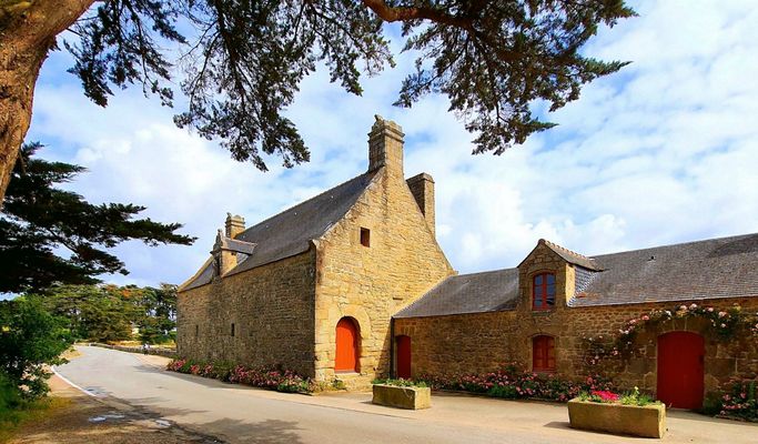 Sur une petite route bretonne, un moulin à marée...