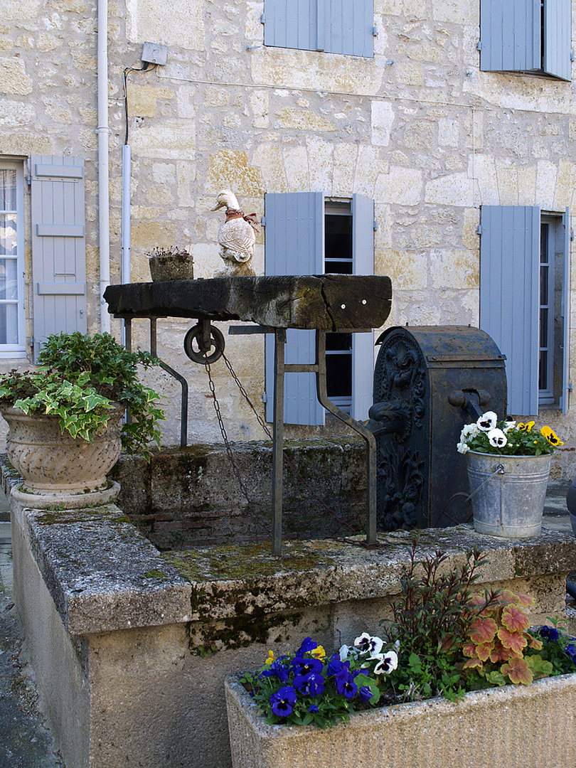 Sur une place de Miradoux   --  (Gers)  --  Auf einem Platz von Miradoux