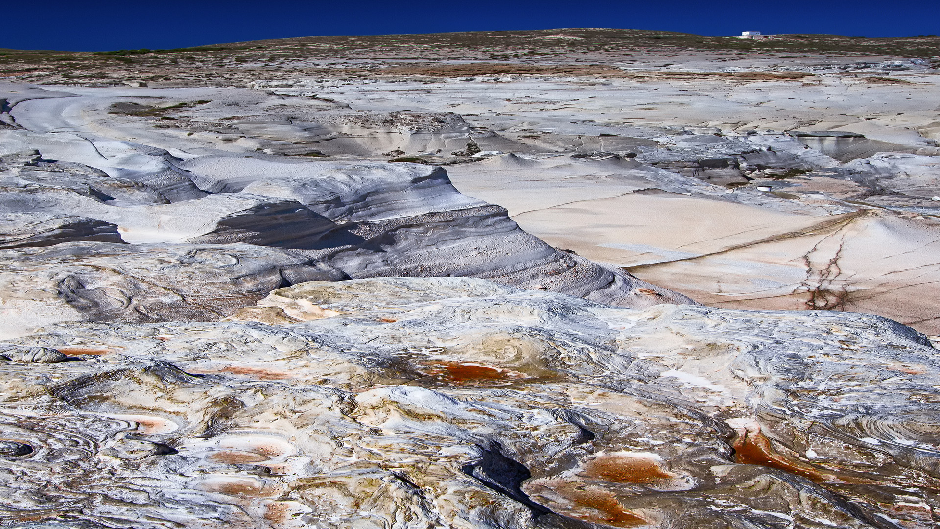 sureale landschaft auf milos