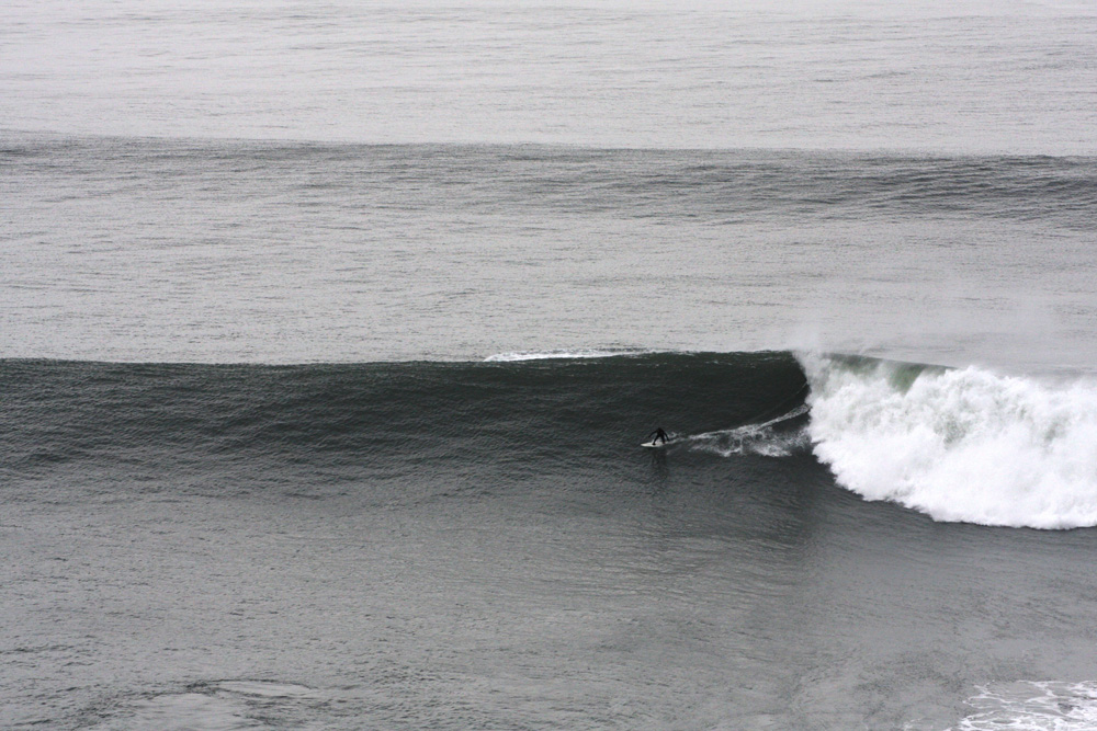 Surf: big wave riding. Tow-in.