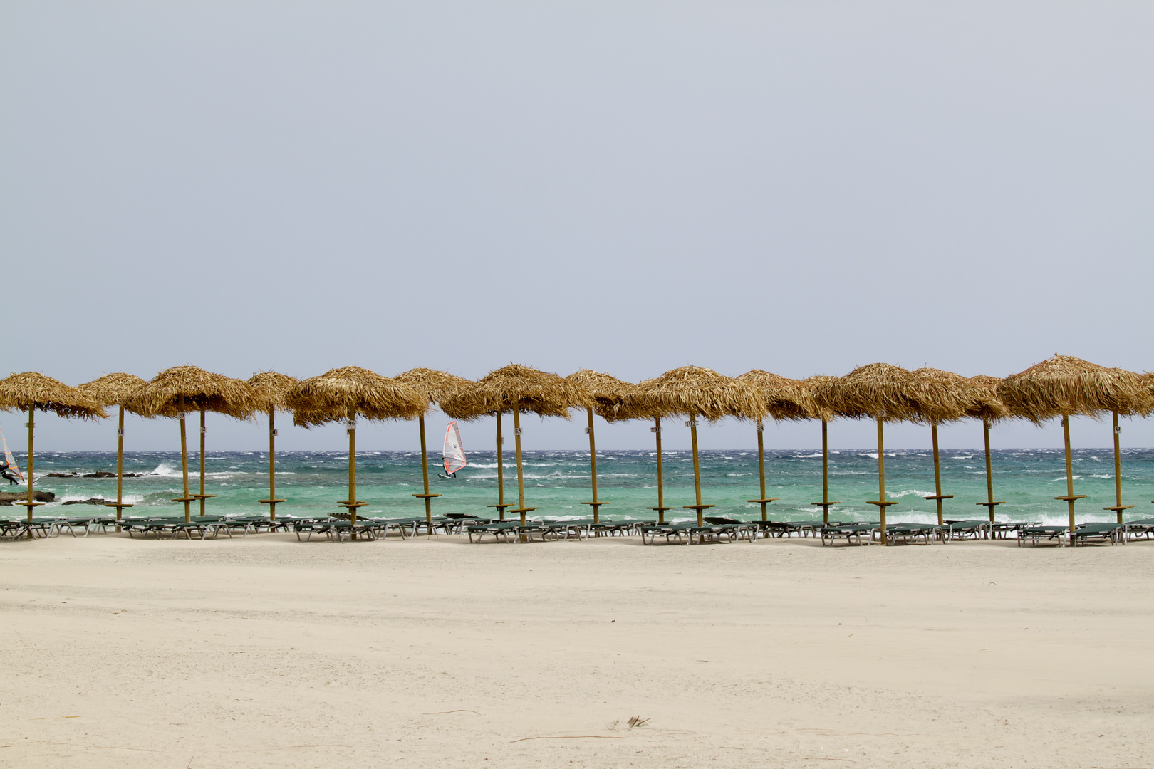 Surf tra gli ombrelloni