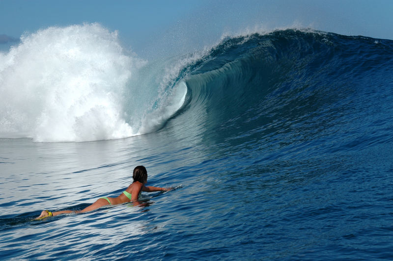 Surfchick in Teahupoo