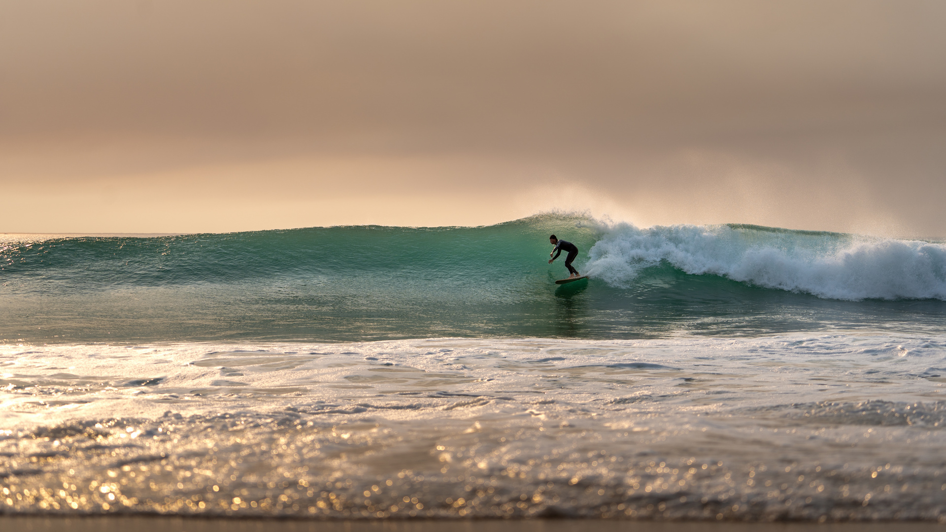 Surfen am Atlantik bei Sonnenuntergang in Frankreich 