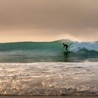 Surfen am Atlantik bei Sonnenuntergang in Frankreich 