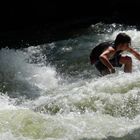 Surfen am Eisbach in München