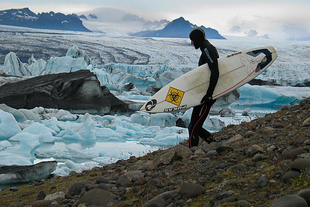 Surfen am Jökulsarlon Gletschersee in Island