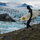 Surfen am Jökulsarlon Gletschersee in Island