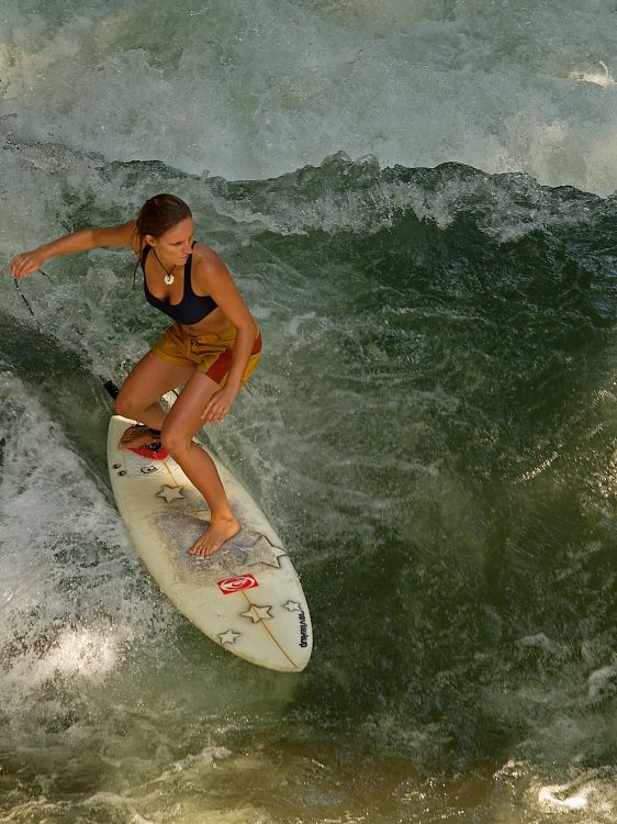 Surfen auf dem Eisbach in München