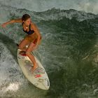 Surfen auf dem Eisbach in München