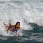 surfen auf den Wellen vor Waikiki