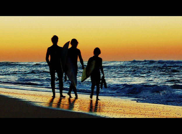 Surfen bei Sonnenaufgang