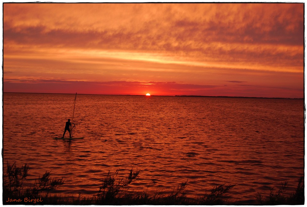 surfen bei Sonnenuntergang