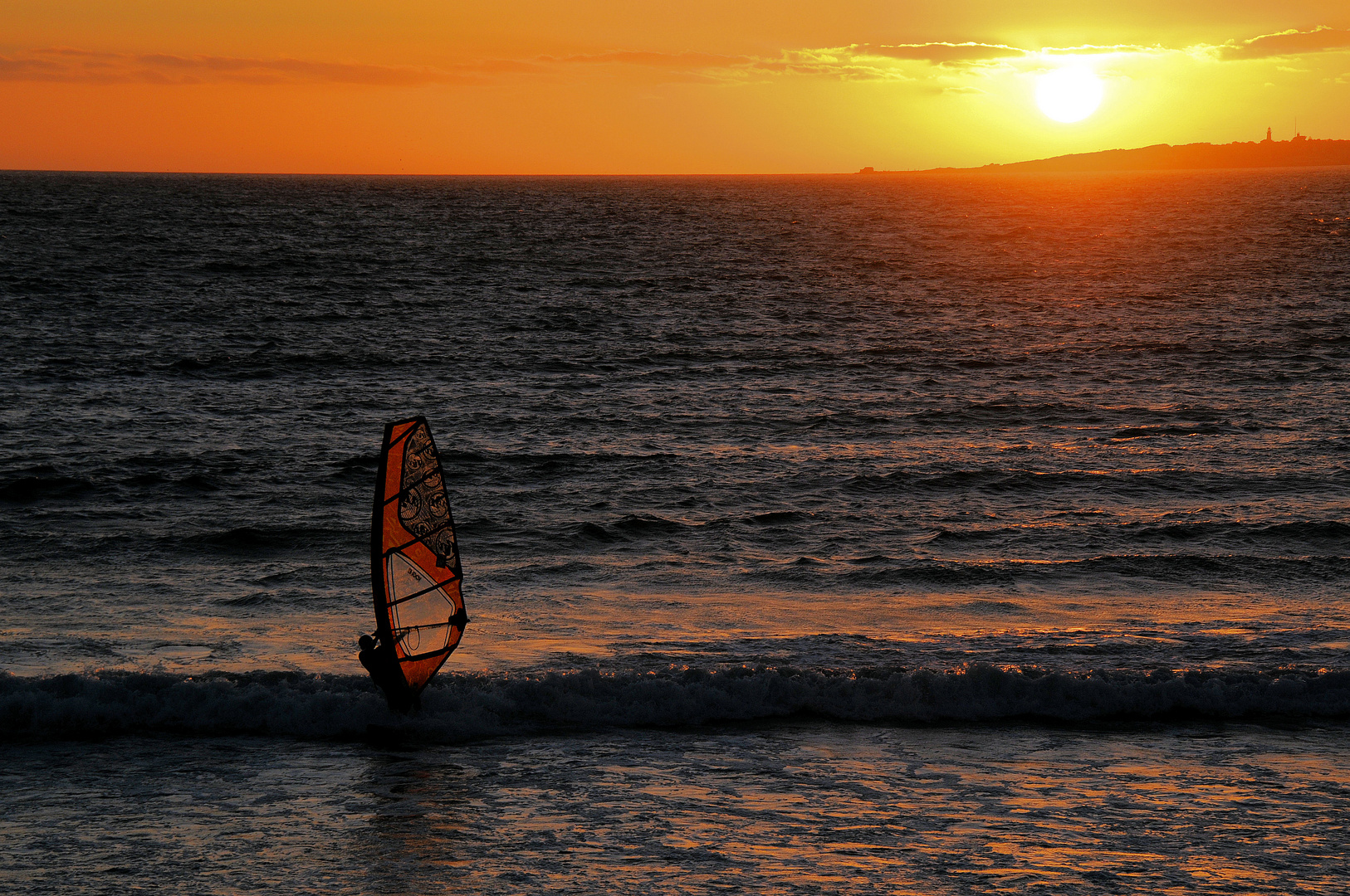 Surfen beim Sonnenuntergang