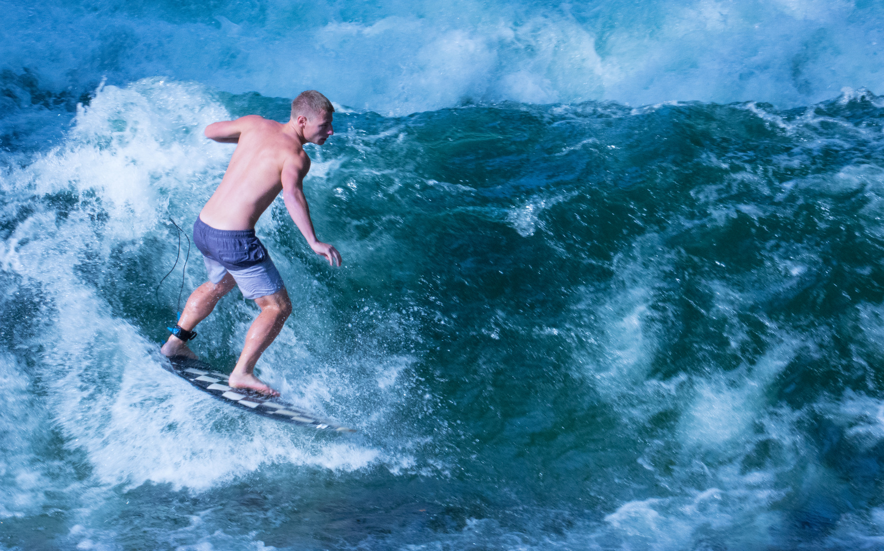 Surfen im Eisbach in München