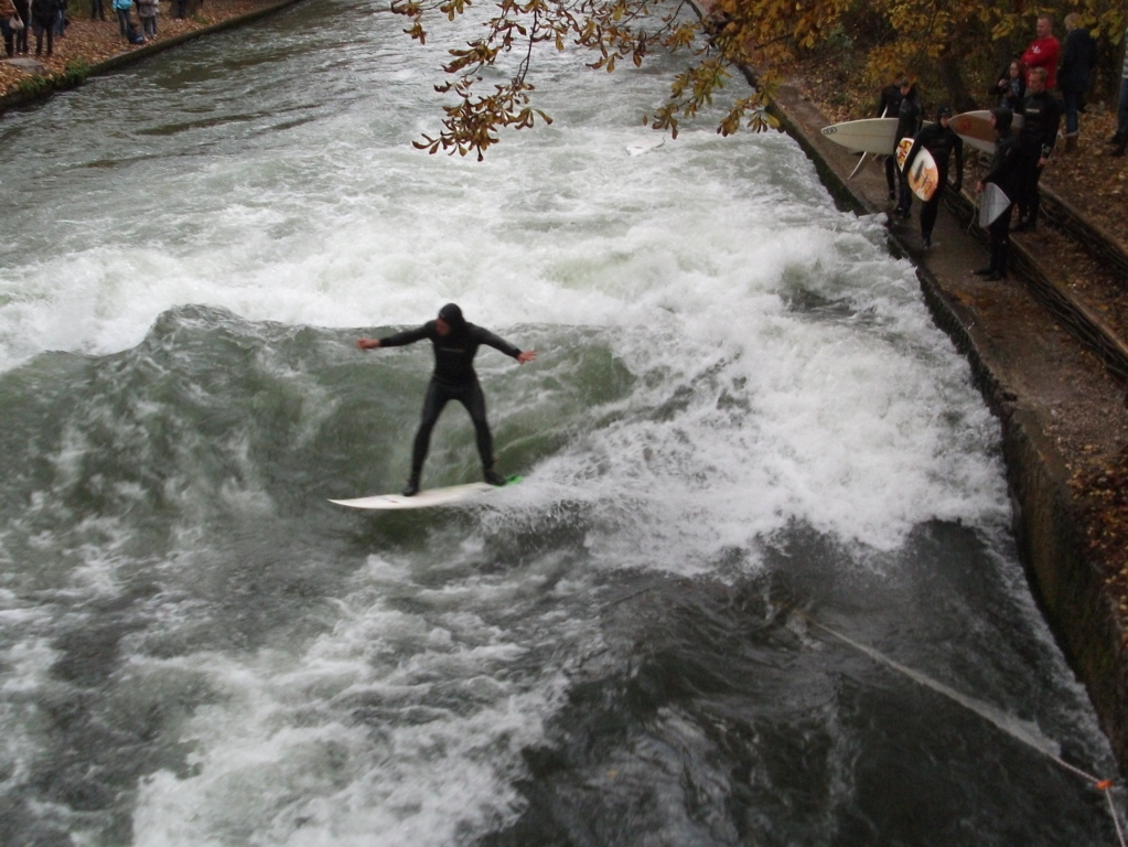 Surfen im Englischen Garten in München