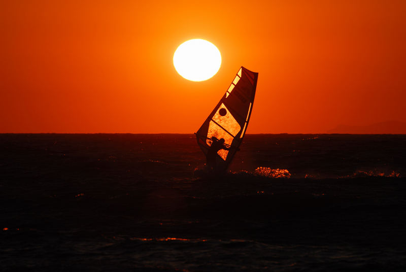 Surfen im Licht der untergehenden Sonne