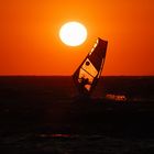 Surfen im Licht der untergehenden Sonne