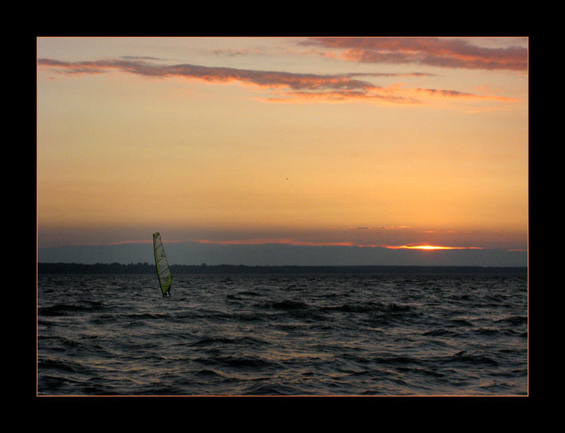 Surfen in den Sonnenuntergang