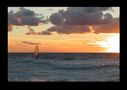 Surfen in den Sonnenuntergang von Kai Reinbothe