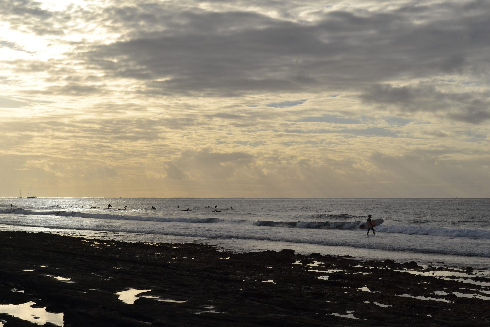 Surfen lernen bei Sonnenuntergang