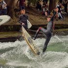 Surfen mitten in München, Wellenritt im Eisbach.