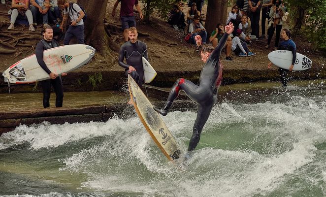 Surfen mitten in München, Wellenritt im Eisbach.