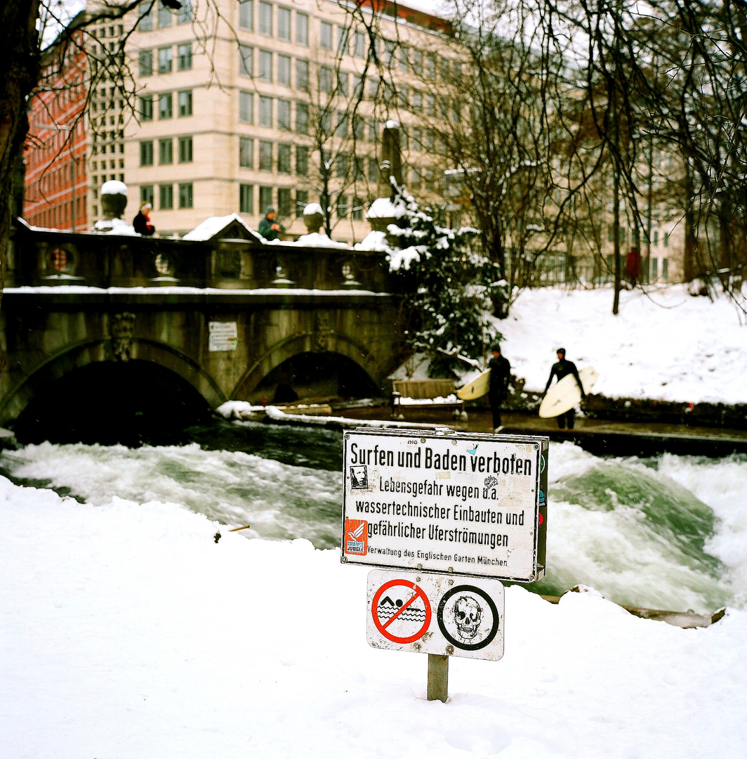 Surfen und Baden verboten!