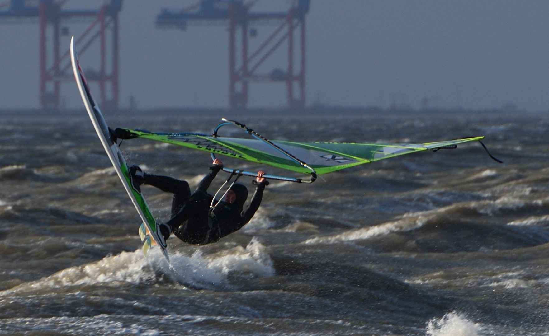 Surfen vor dem Jade-Weser-Port