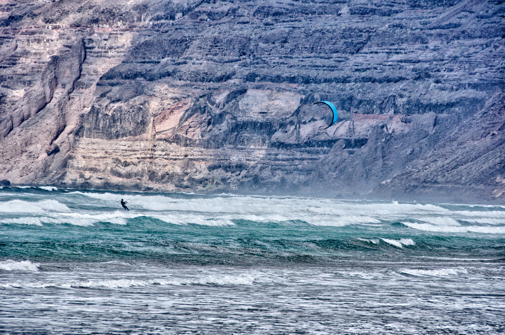 Surfen vor dem Risco de Famara