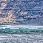 Surfen vor dem Risco de Famara