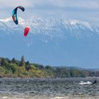 Surfen vor der Gebirgskulisse