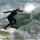 Surfer am Eisbach im Englischen Garten in München