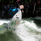 Surfer am Eisbach in München