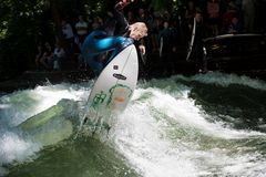 Surfer am Eisbach in München