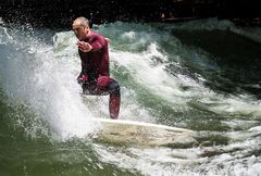 Surfer am Eisbach in München