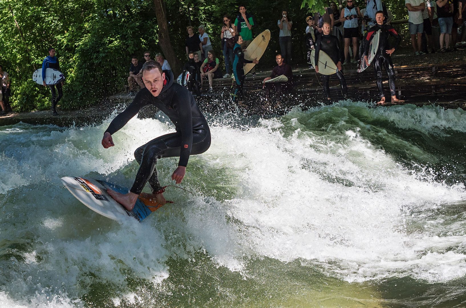 Surfer am Eisbach in München