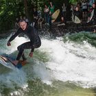 Surfer am Eisbach in München